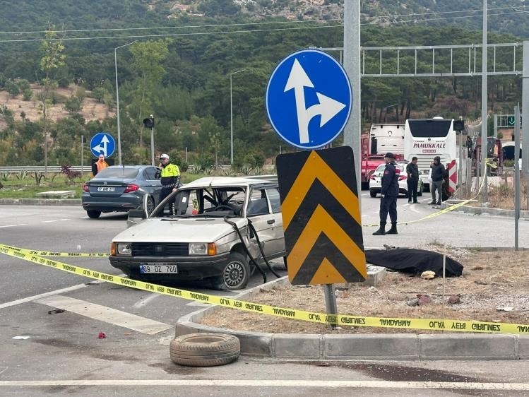 Çanakkale'de feci kaza: Otobüs otomobile çarptı, 2 ölü
