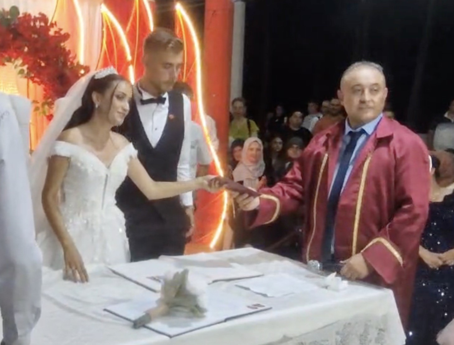 Gelibolu'da Duygusal Anlar: Nikah Memuru Kızının Nikahını Kıydı