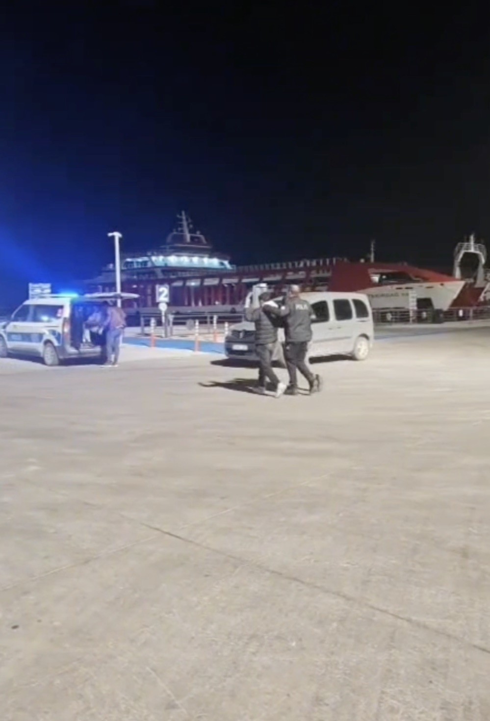 Gelibolu'da TIR Dorsesinde 5 Kaçak Göçmen Yakalandı