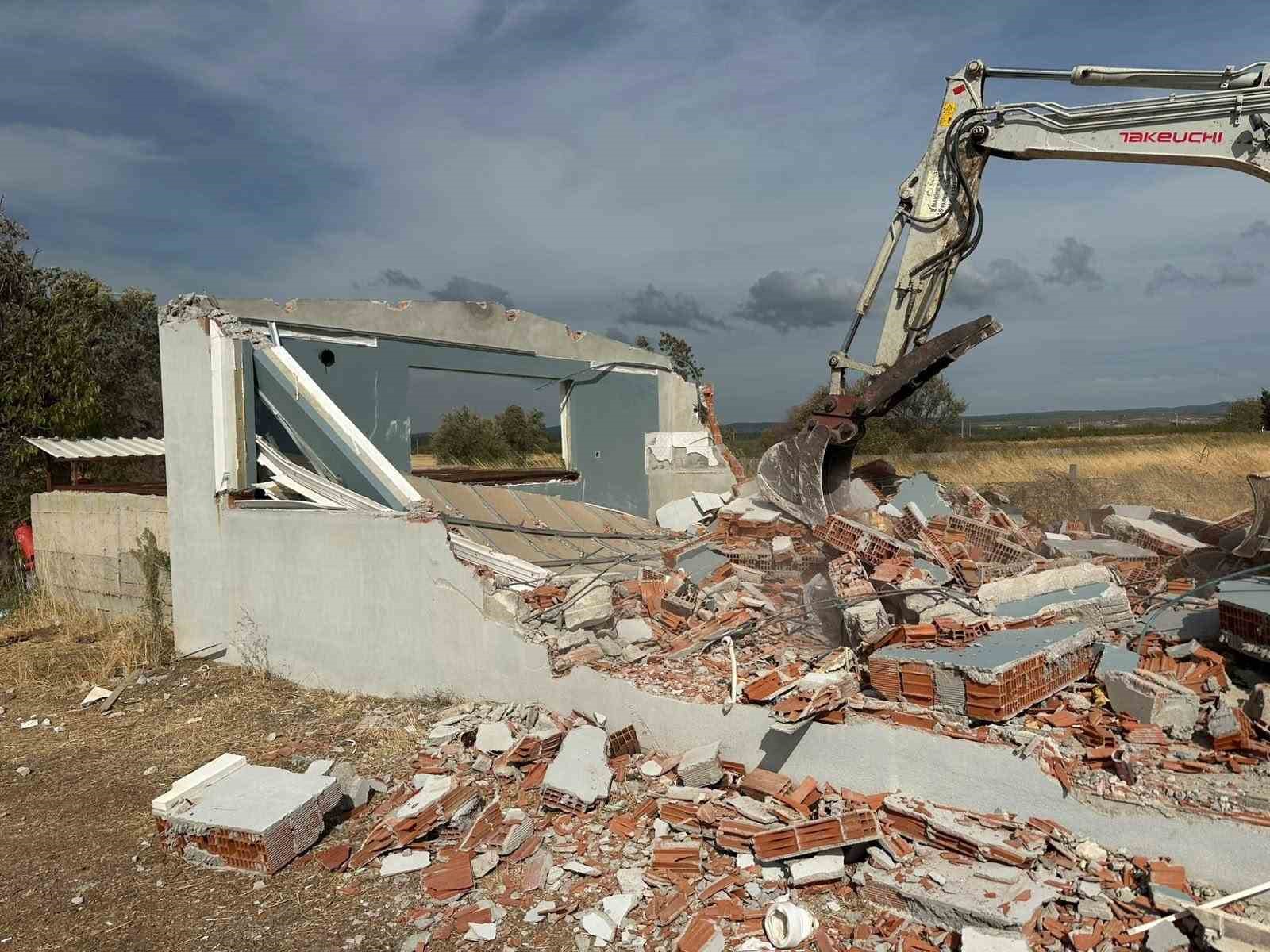 Bayramiç’te 21 Kaçak Yapı Yıkıldı