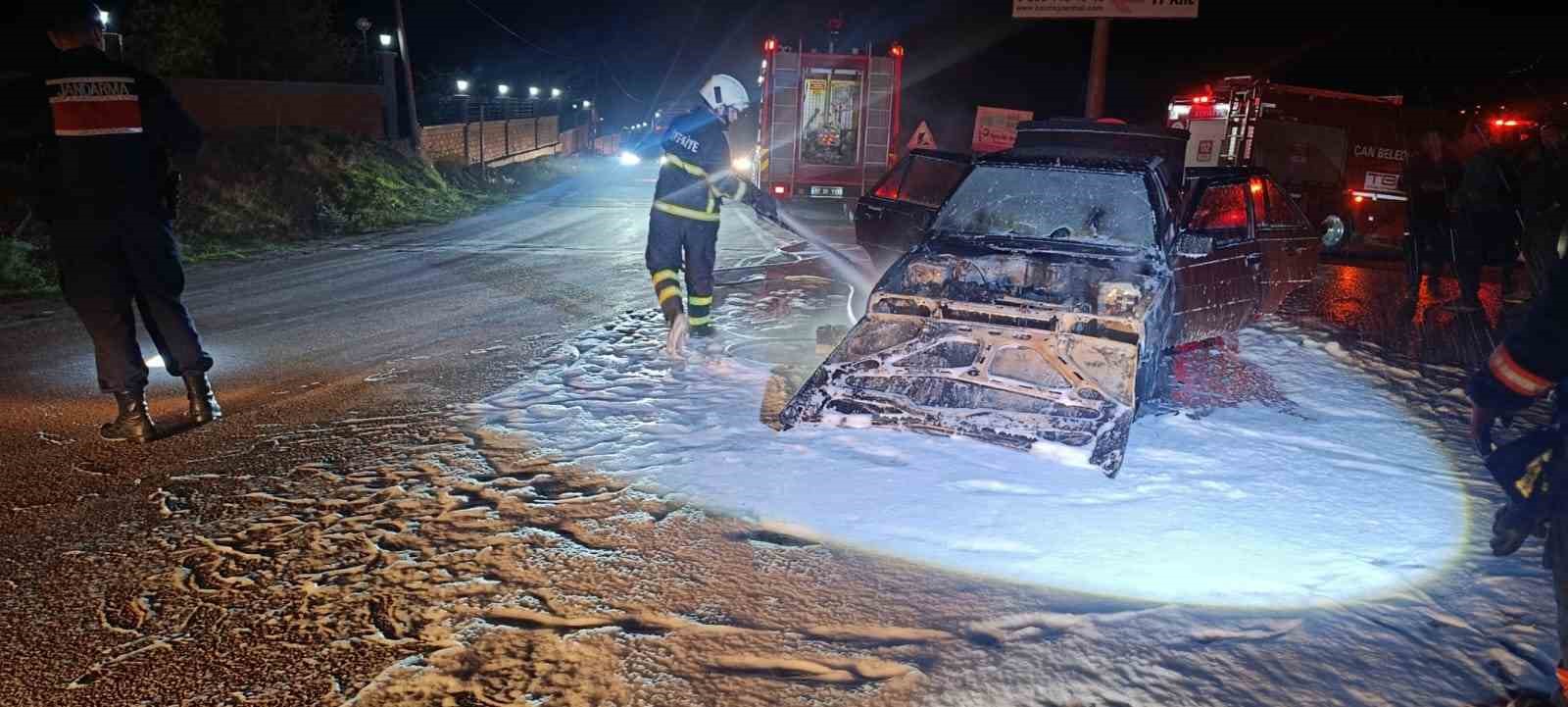 Çanakkale'de Seyir Halindeki Araçta Yangın Çıktı