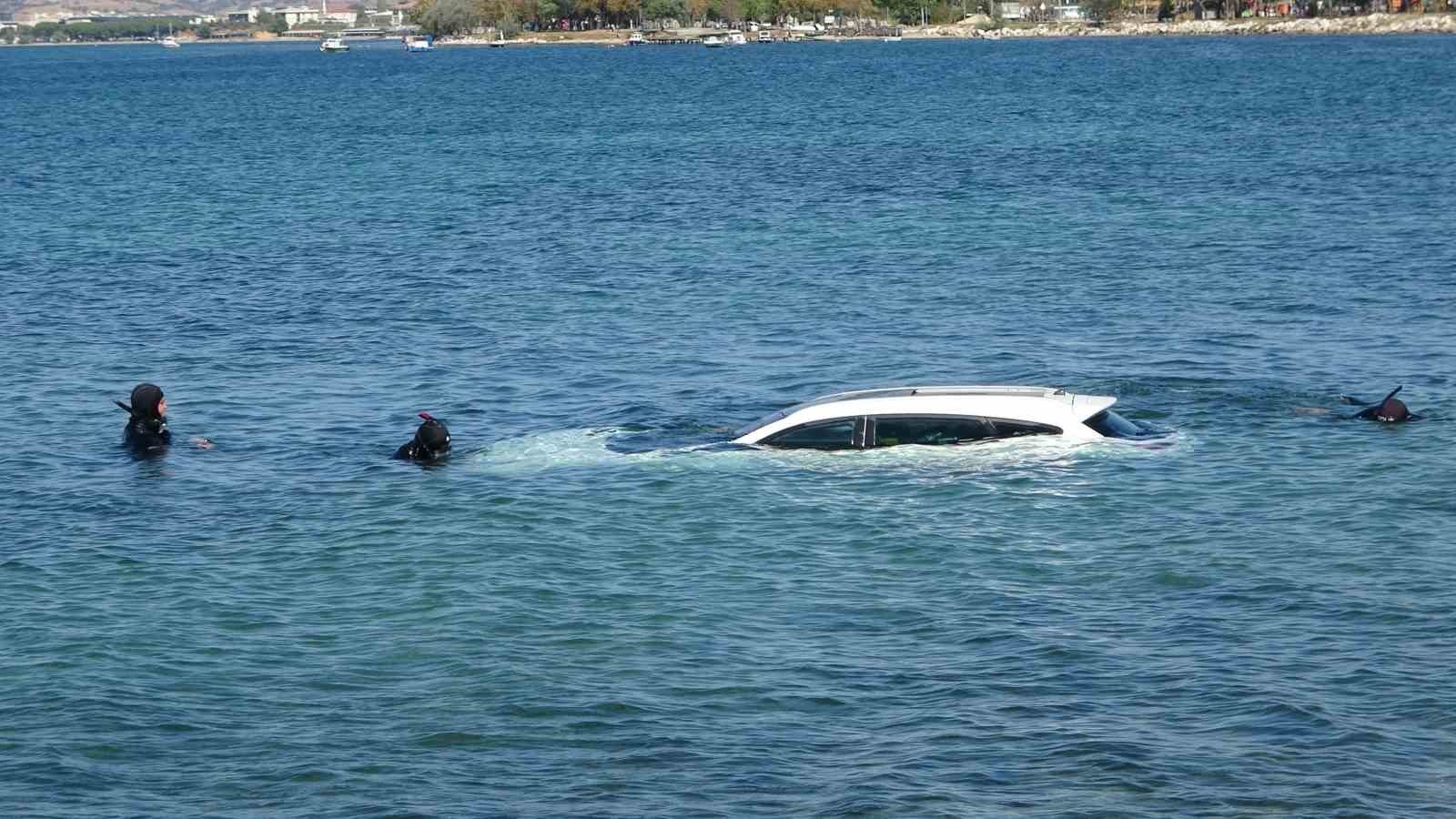El Frenini Unuttular, Araç Denize Uçtu!
