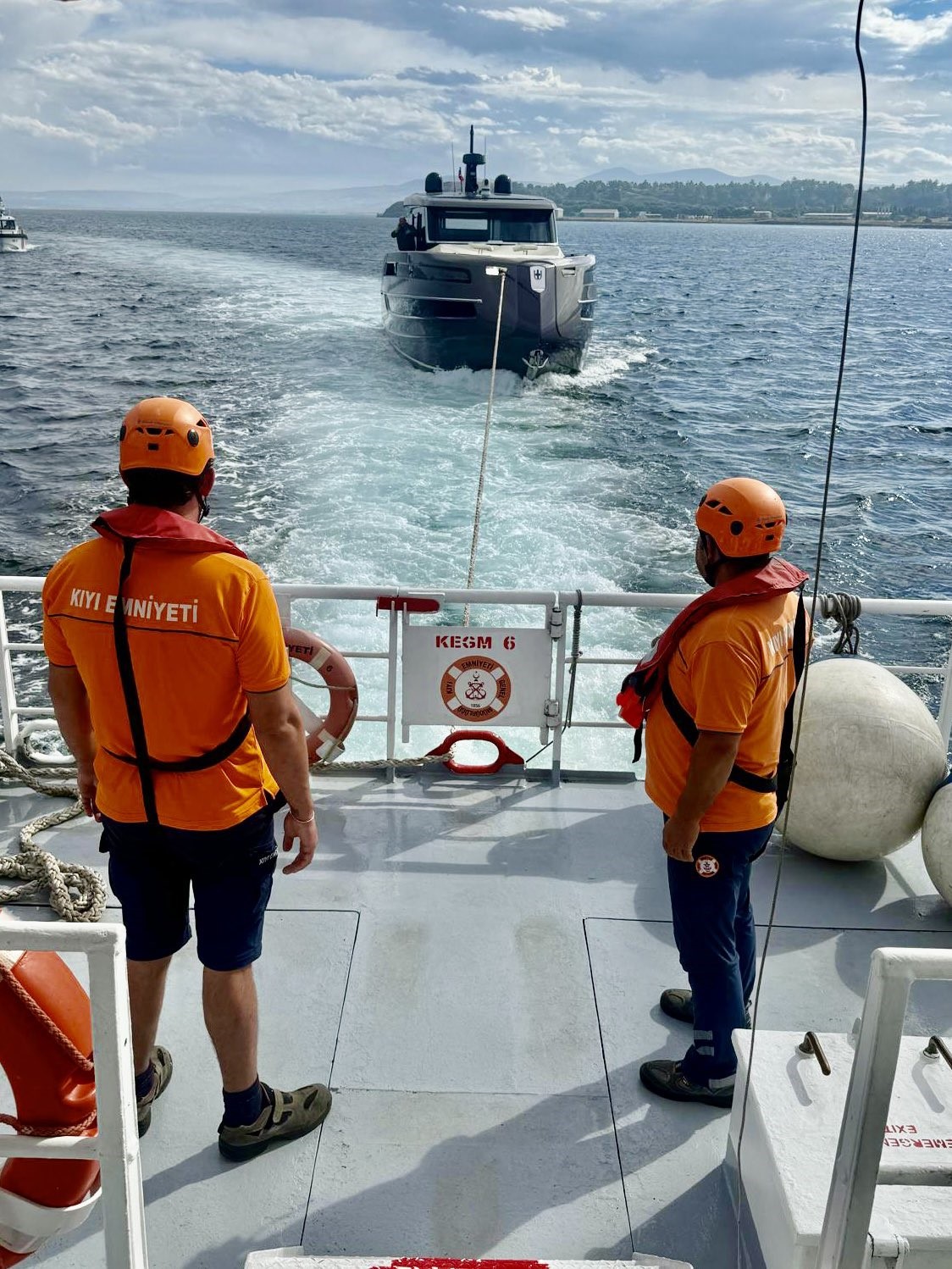 Çanakkale Boğazı'nda Tekne Sürüklenirken İki Kişi Kurtarıldı