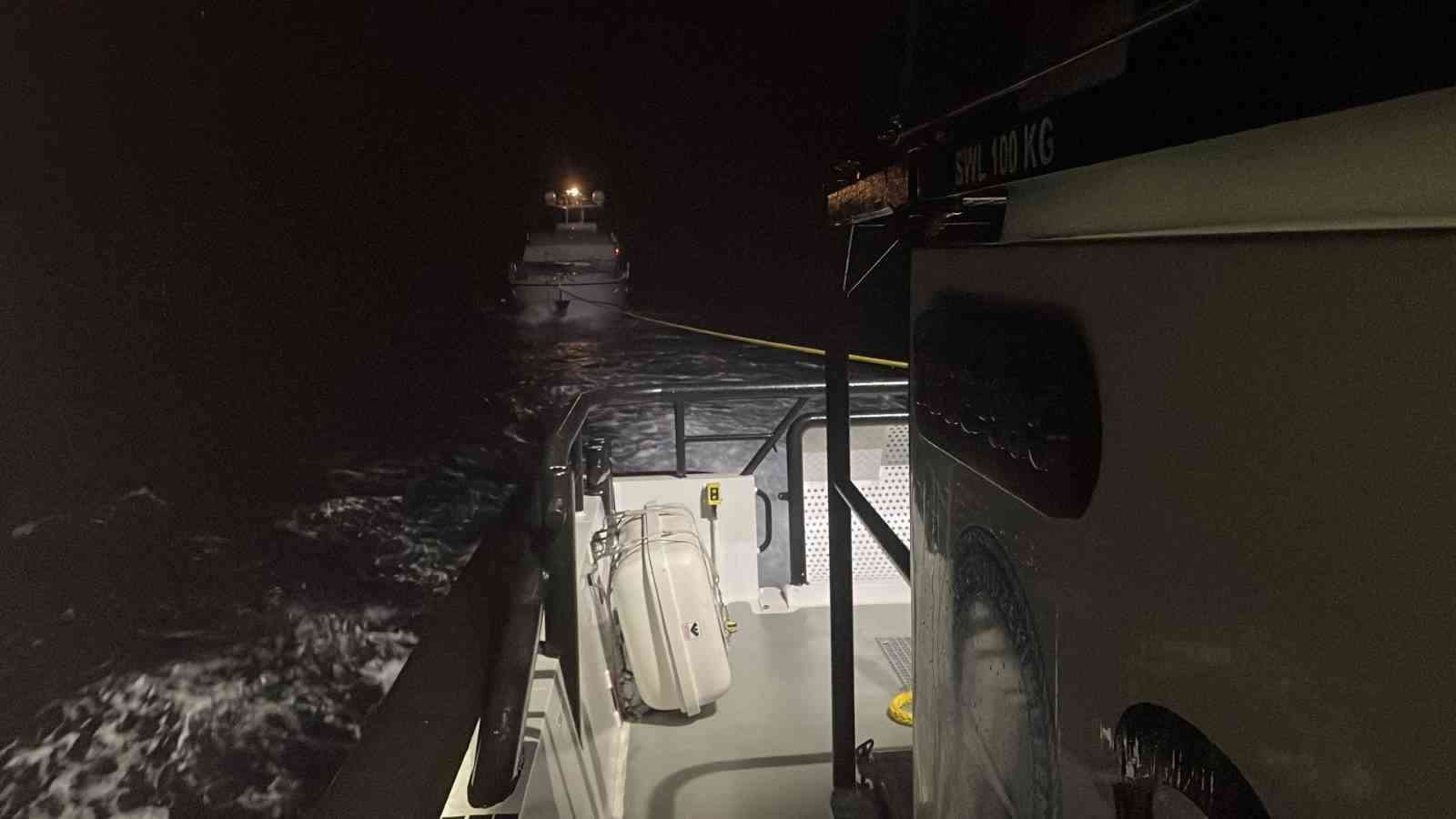 Çanakkale’de Sürüklenen Teknedeki Üç Kişi Sağ Salim Kurtarıldı