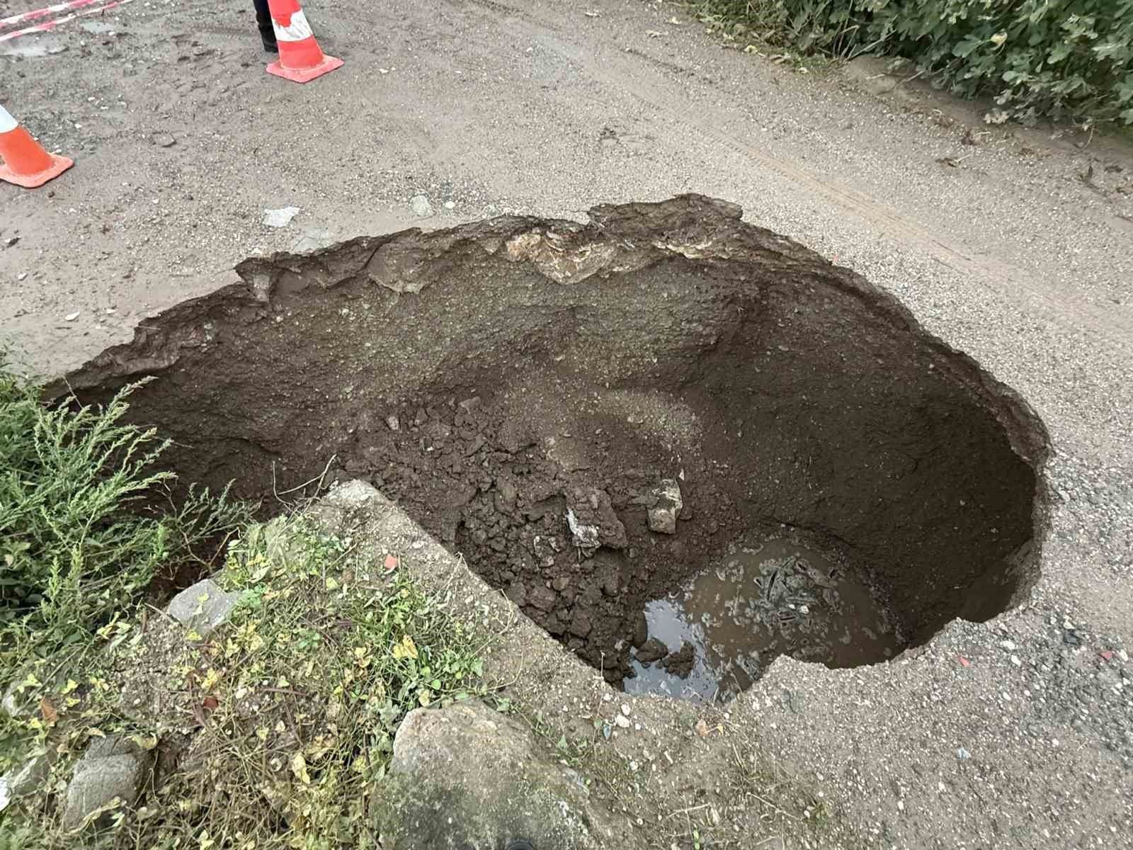 Biga'da Sağanak Yağış Yol Çökmesine Neden Oldu
