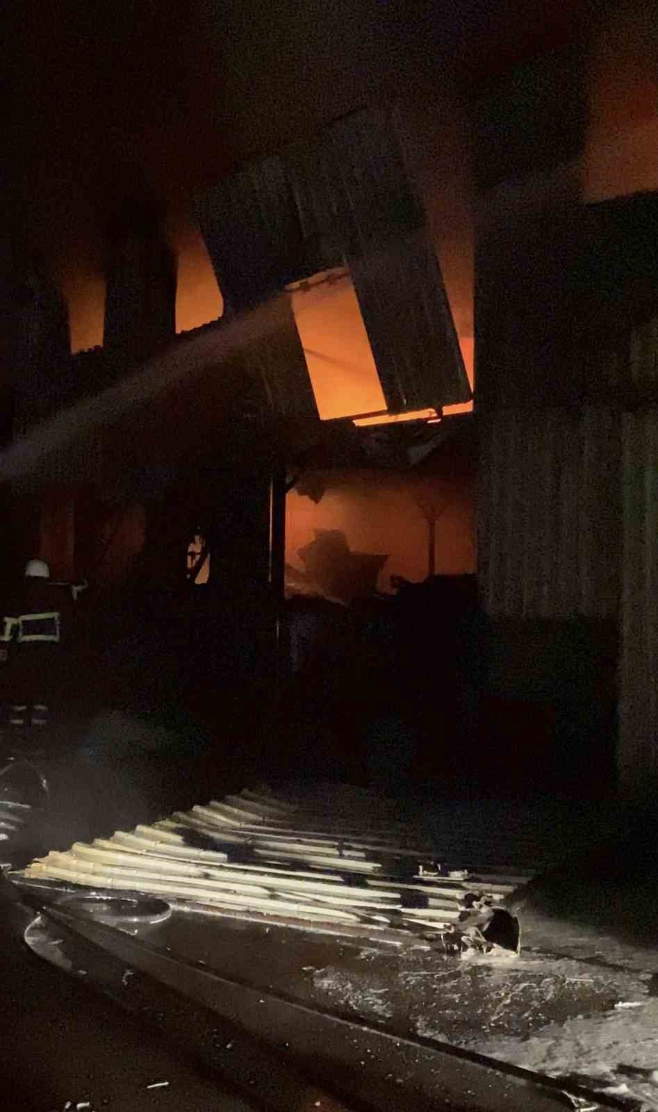 Biga'da Gece Yarısı Hurda Dükkanında Yangın Çıktı