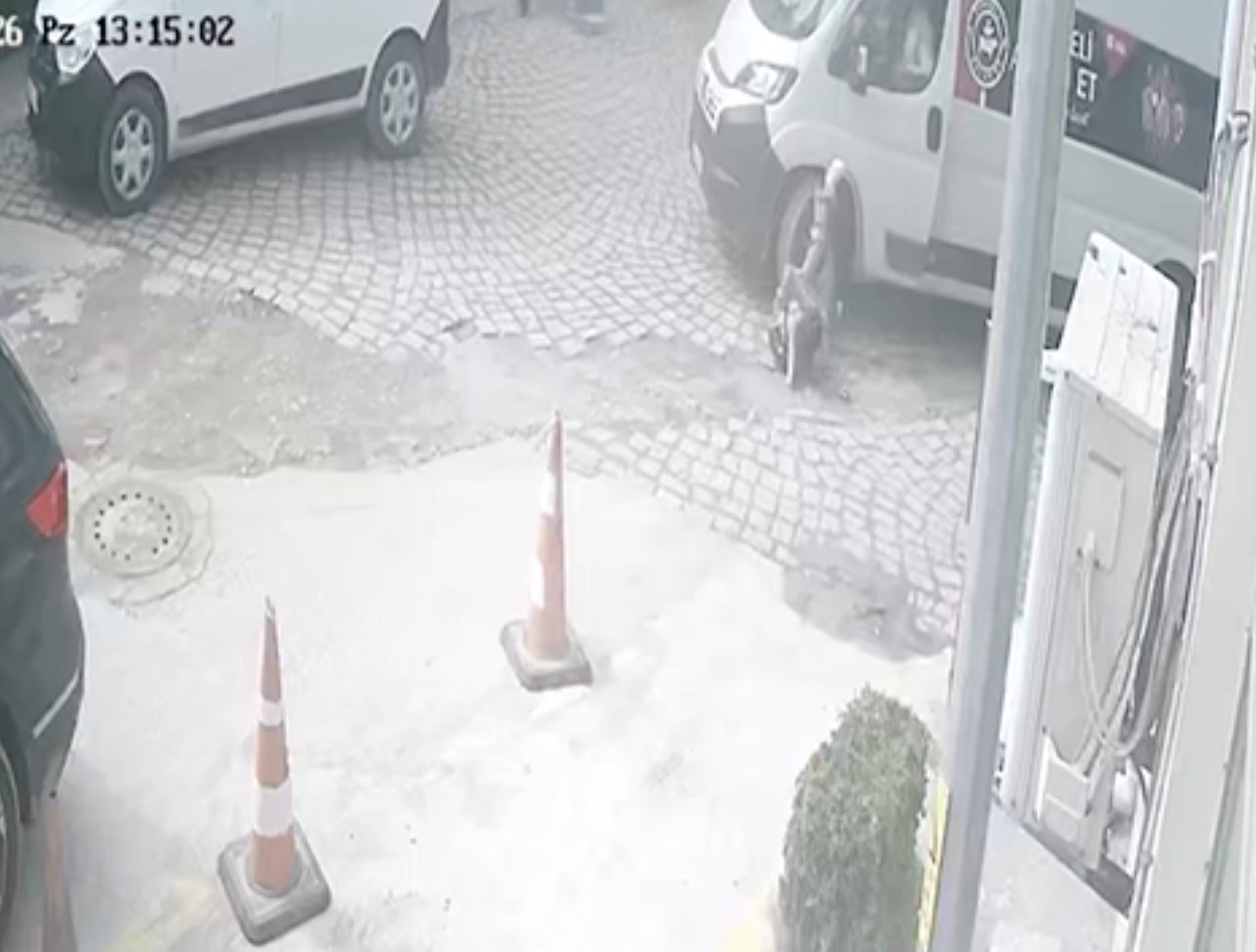 Gelibolu'da Minibüs Yayaya Çarptı, Güvenlik Kamerası Anbean Kaydetti