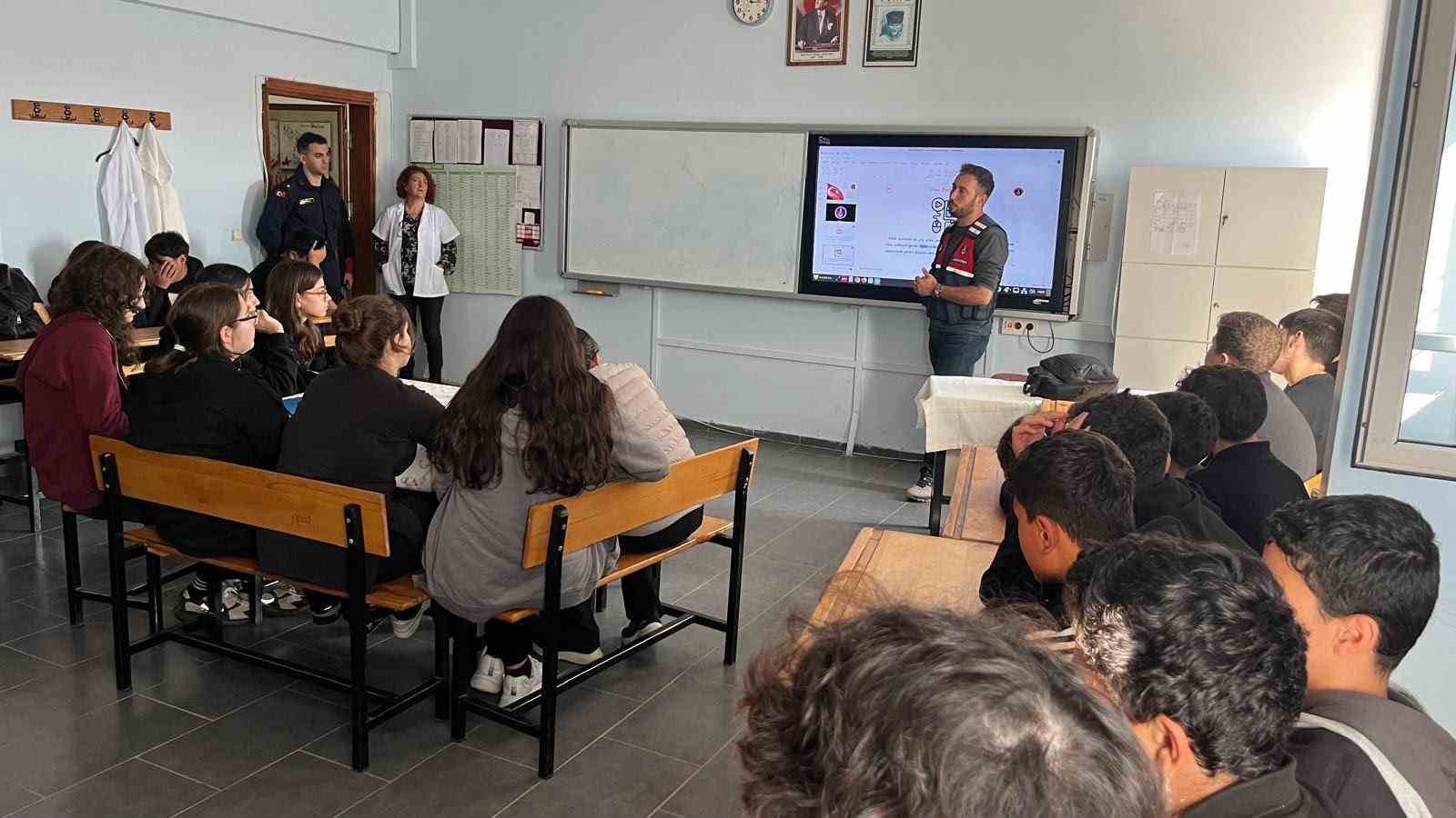 Çanakkale'de Okul Önlerinde Sıkı Denetimler Devam Ediyor