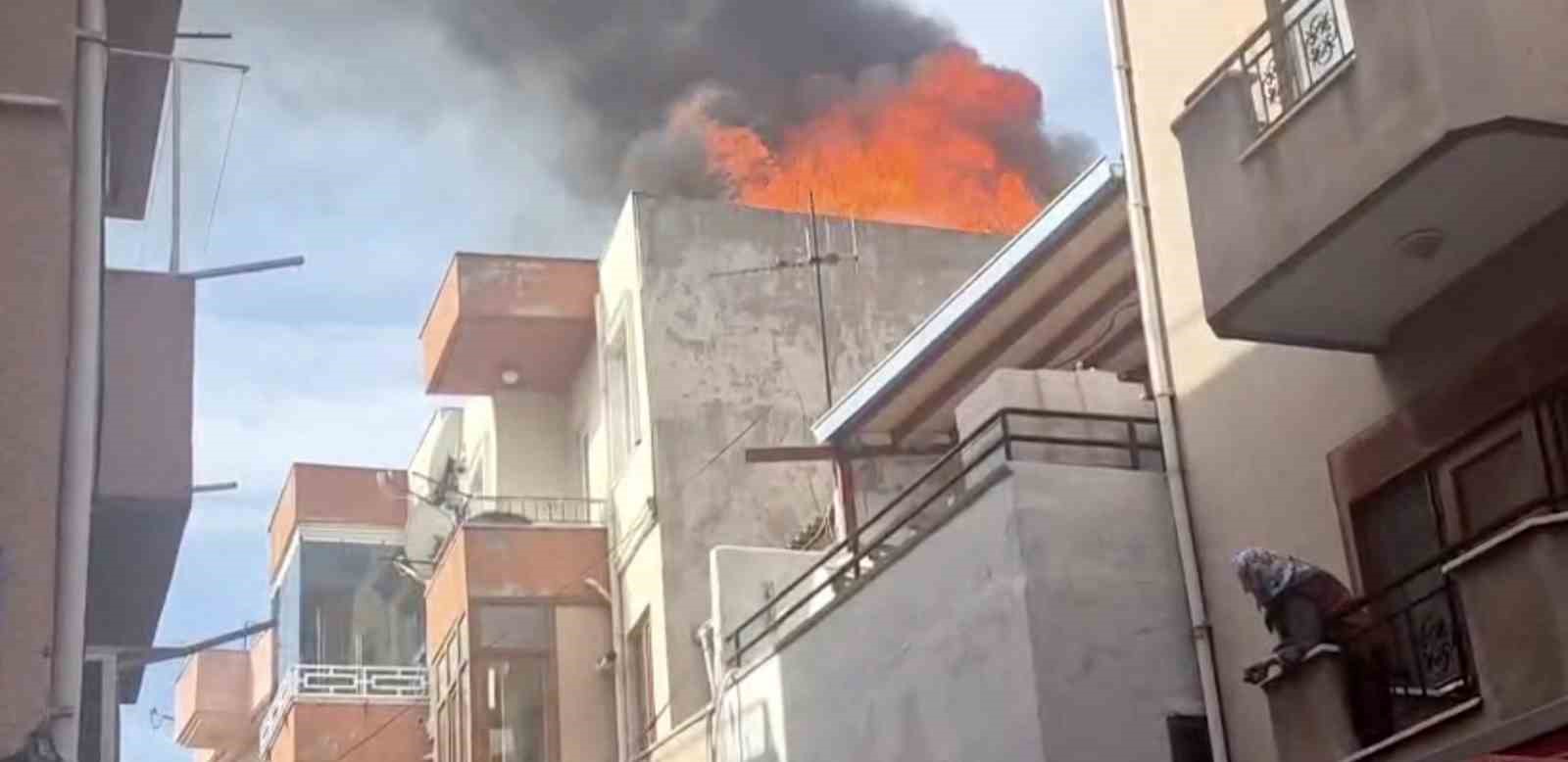 Çanakkale'de Çatı Katında Yangın Paniğe Neden Oldu