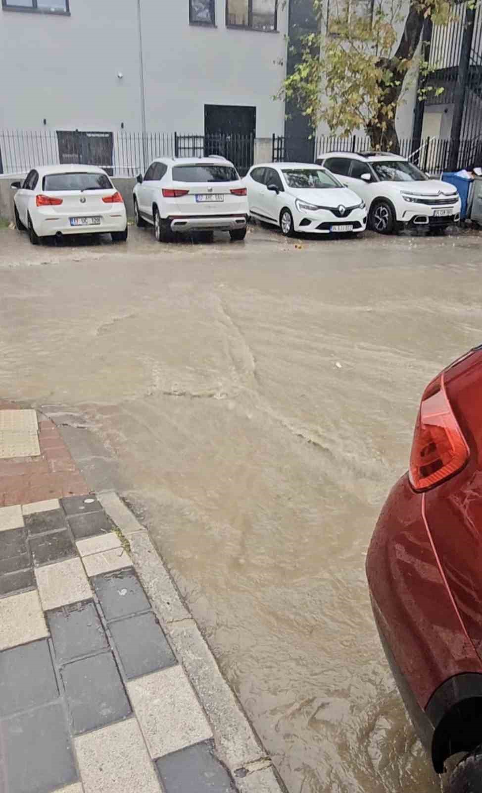 Çanakkale'de Aniden Gelen Sağanak Yağış Hayatı Felç Etti