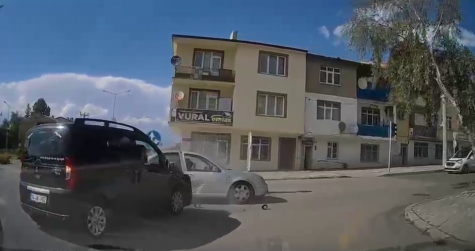 Kaza Anı Araç Kamerasında Görüntülendi