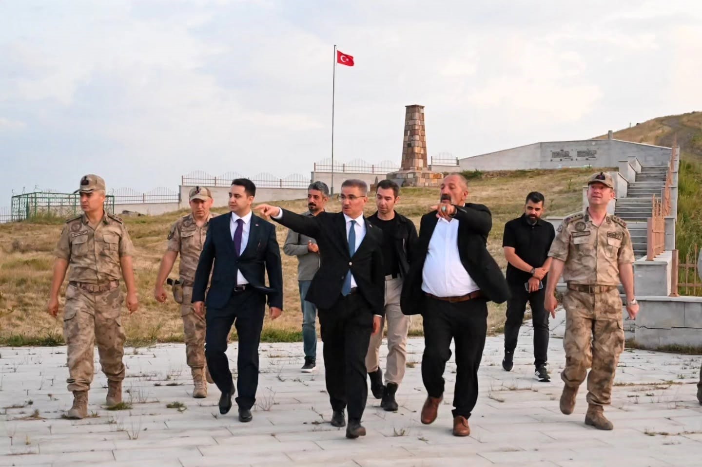 Vali Baruş, Şenkaya'da Esnafla Buluştu ve Gazileri Ziyaret Etti