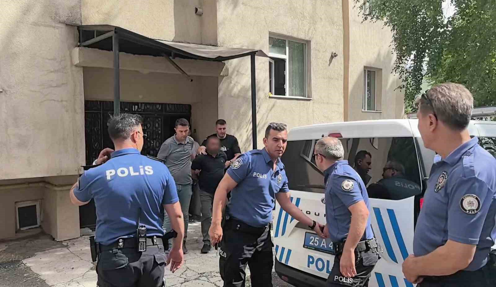 Erzurum'da Çocuklarıyla Balkona Çıkan Baba İkna Edildi