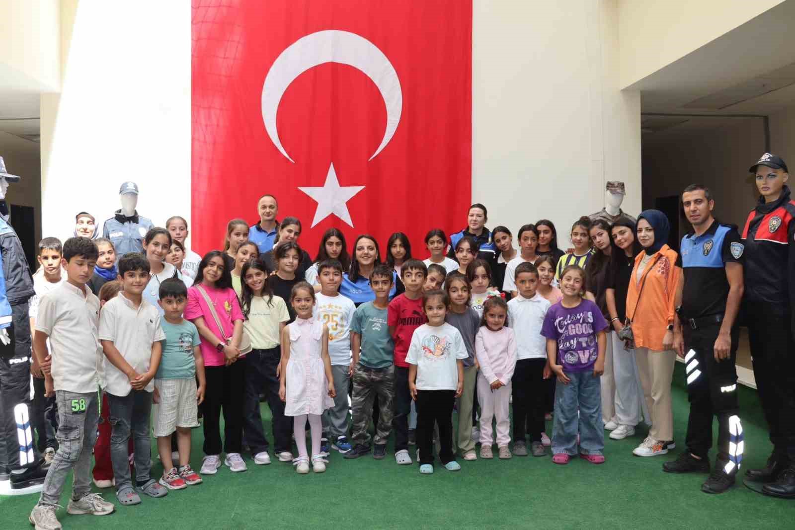 Minik Ziyaretçilerden Emniyete Anlamlı Gezi