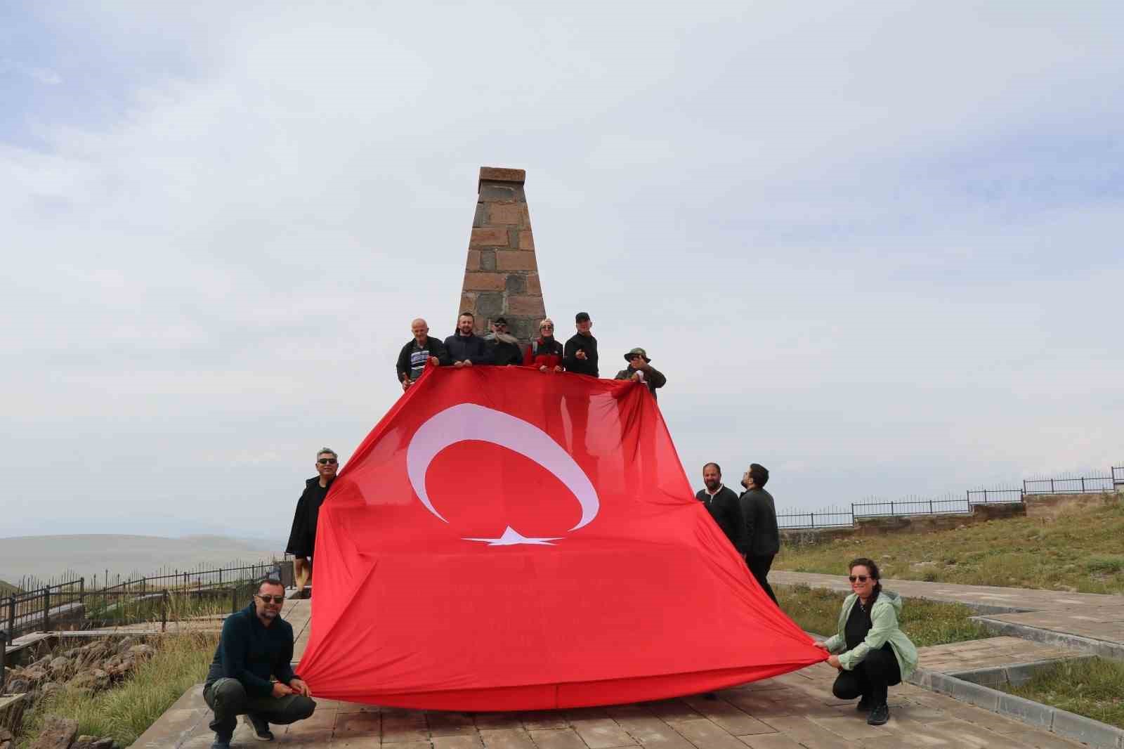 Oltu Yürüyüş Grubu, 30 Ağustos'la Şehitleri Andı
