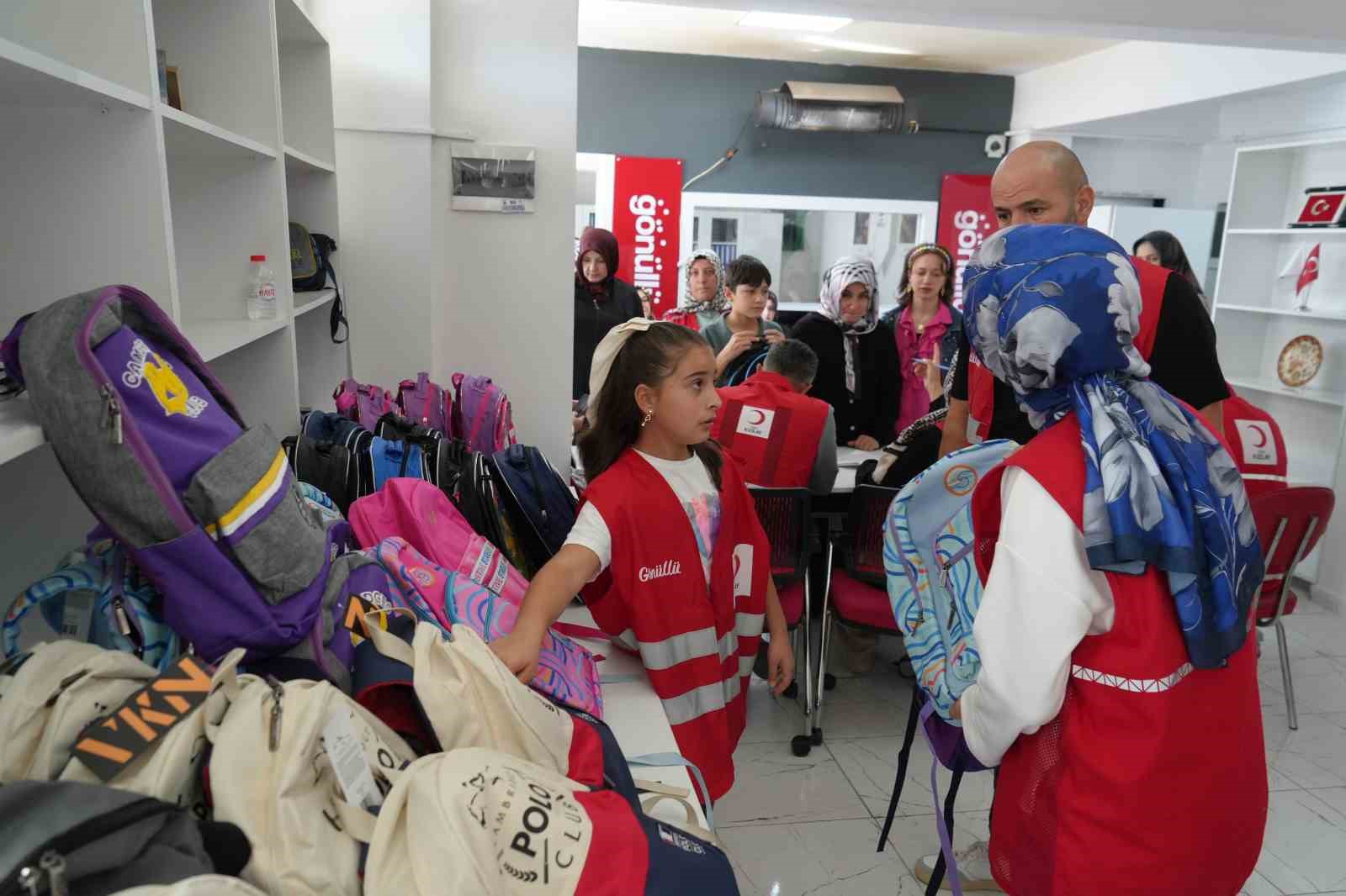 Kızılay, Palandöken'de Öğrencilere Eğitim Desteği Sağladı