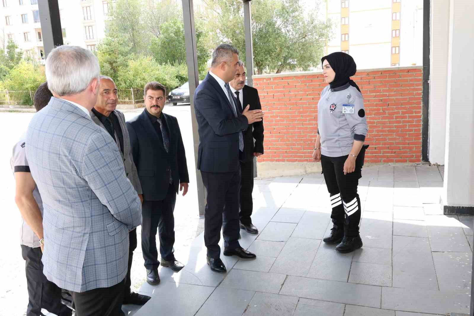 İstanbul'daki Okul Bahçe Görevlileri Görev Başında