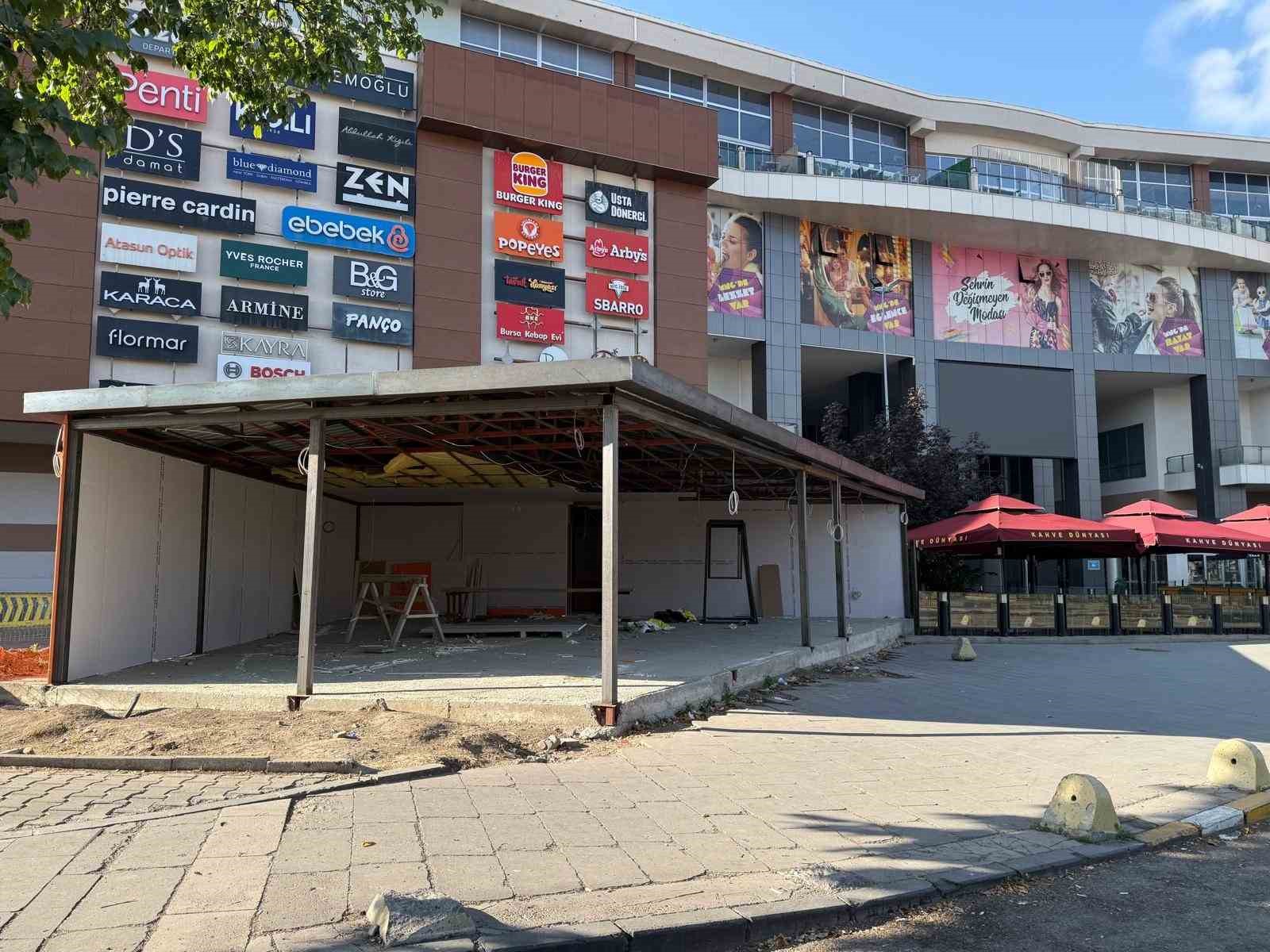 MNG AVM Önündeki Kaldırım İşgali Tahrik Ediyor