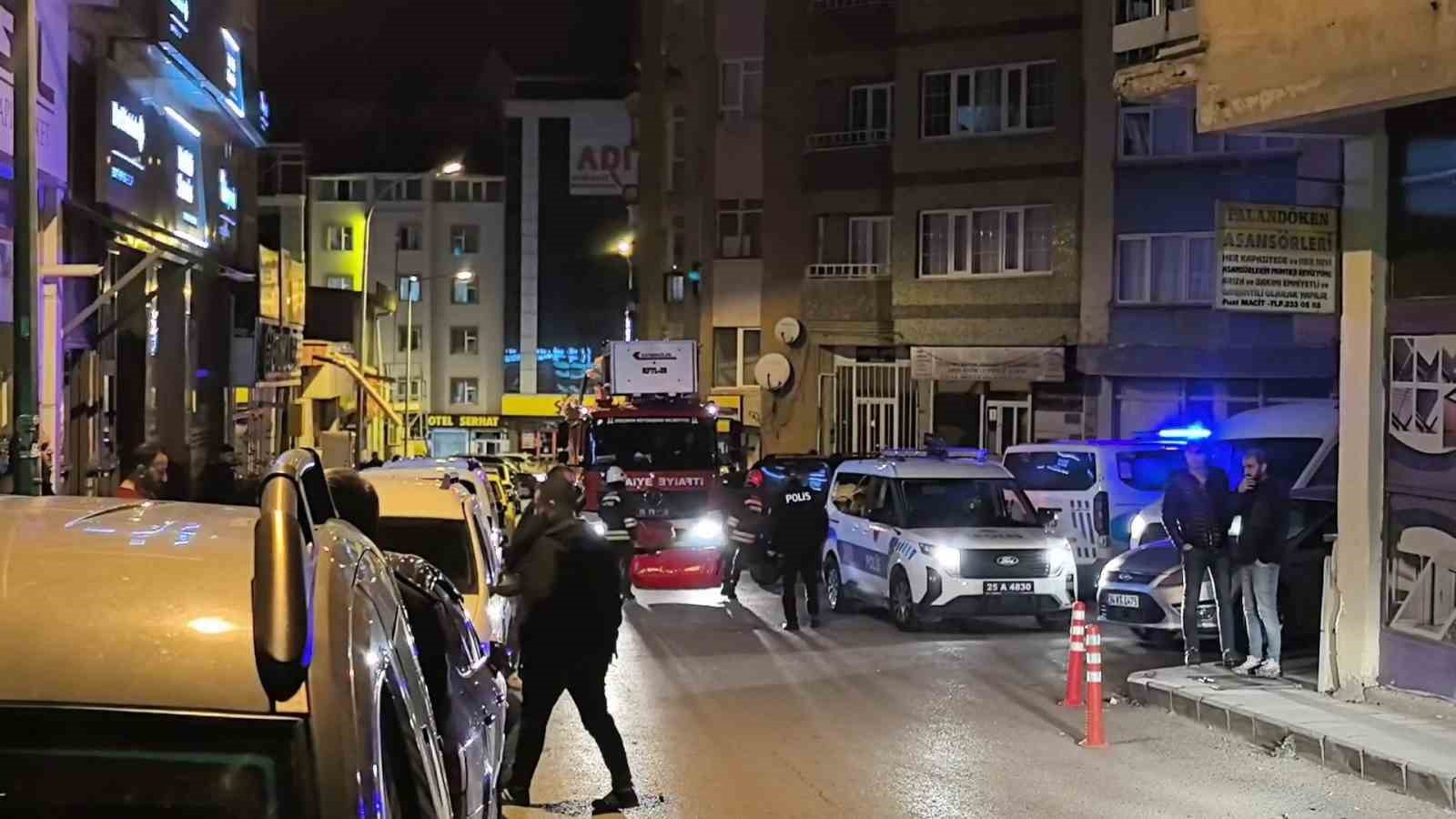 Bağcılar'da Çatı Drama: Gözaltına Alınan Şahıs İkna Edilerek İndirildi
