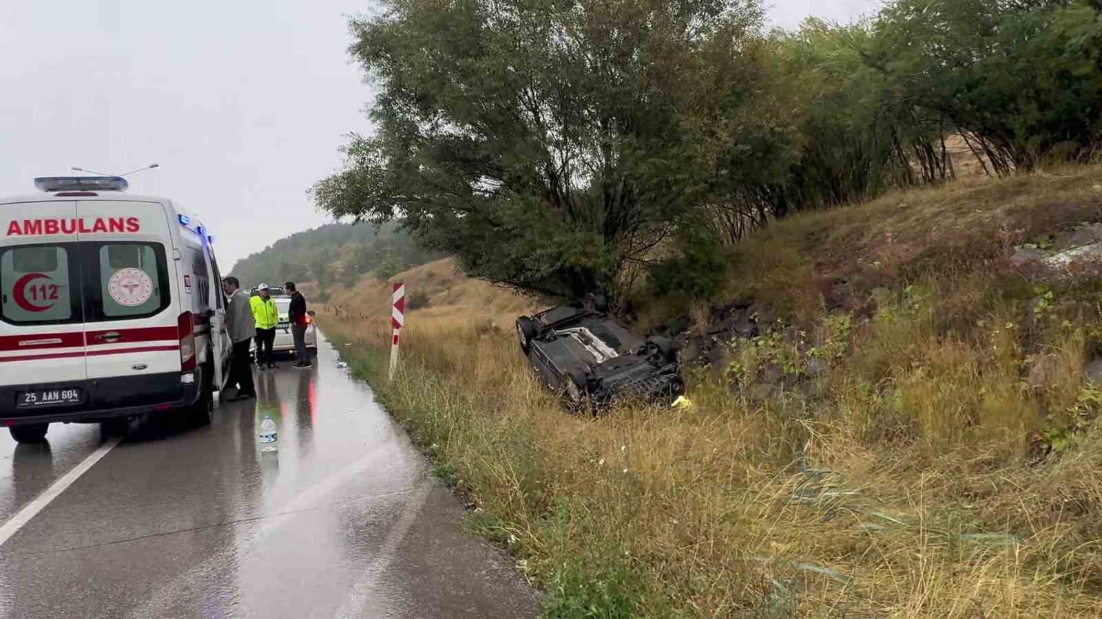 İstanbul'da Yağışlı Havada Devrilen Belediye Aracı: 2 Yaralı