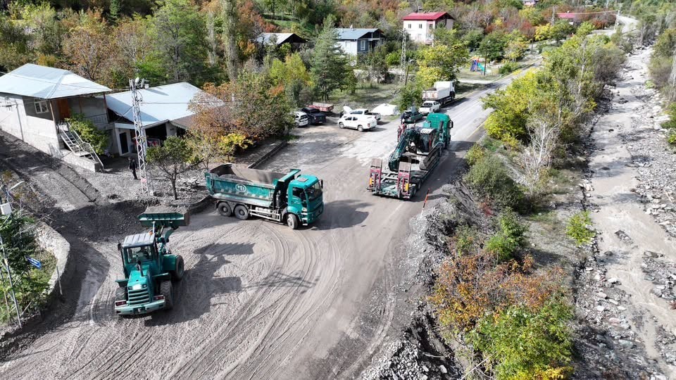 Uzundere'de Sel ve Rusubat Birikintilerine DSİ Ekipleri Özveriyle Müdahale Ediyor