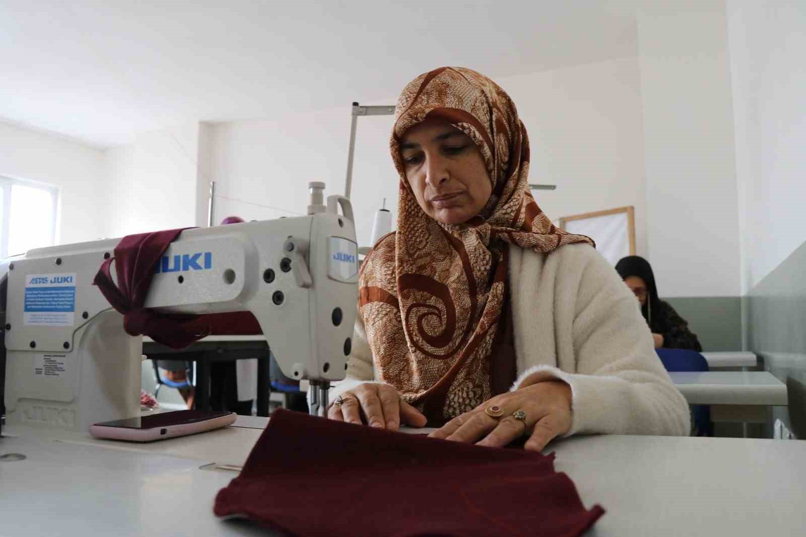 Oltu'daki Kadınlar İhtiyaç Sahiplerine Pijama ve Eşofman Dikti