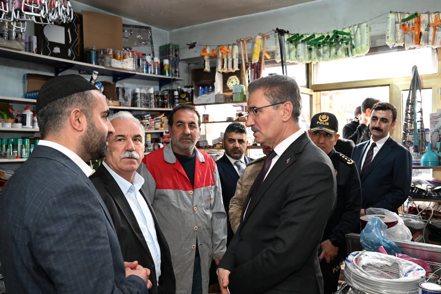 Vali Baruş, Karayazı’da Esnafla Buluştu ve Talepleri Dinledi