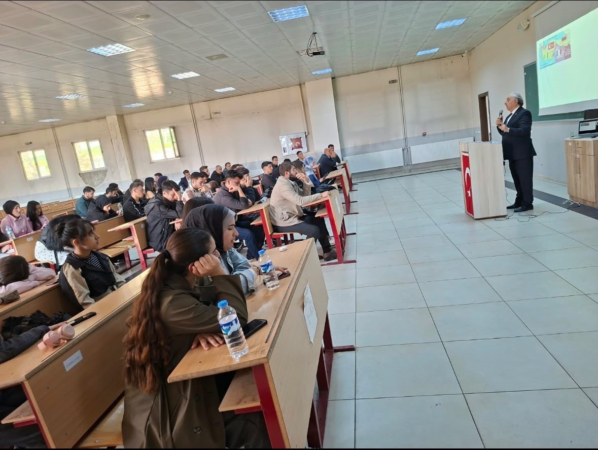 Pasinler'de Cumhuriyet Konferansı: Tarihçi Erdal Güzel Öğrencilerle Buluştu