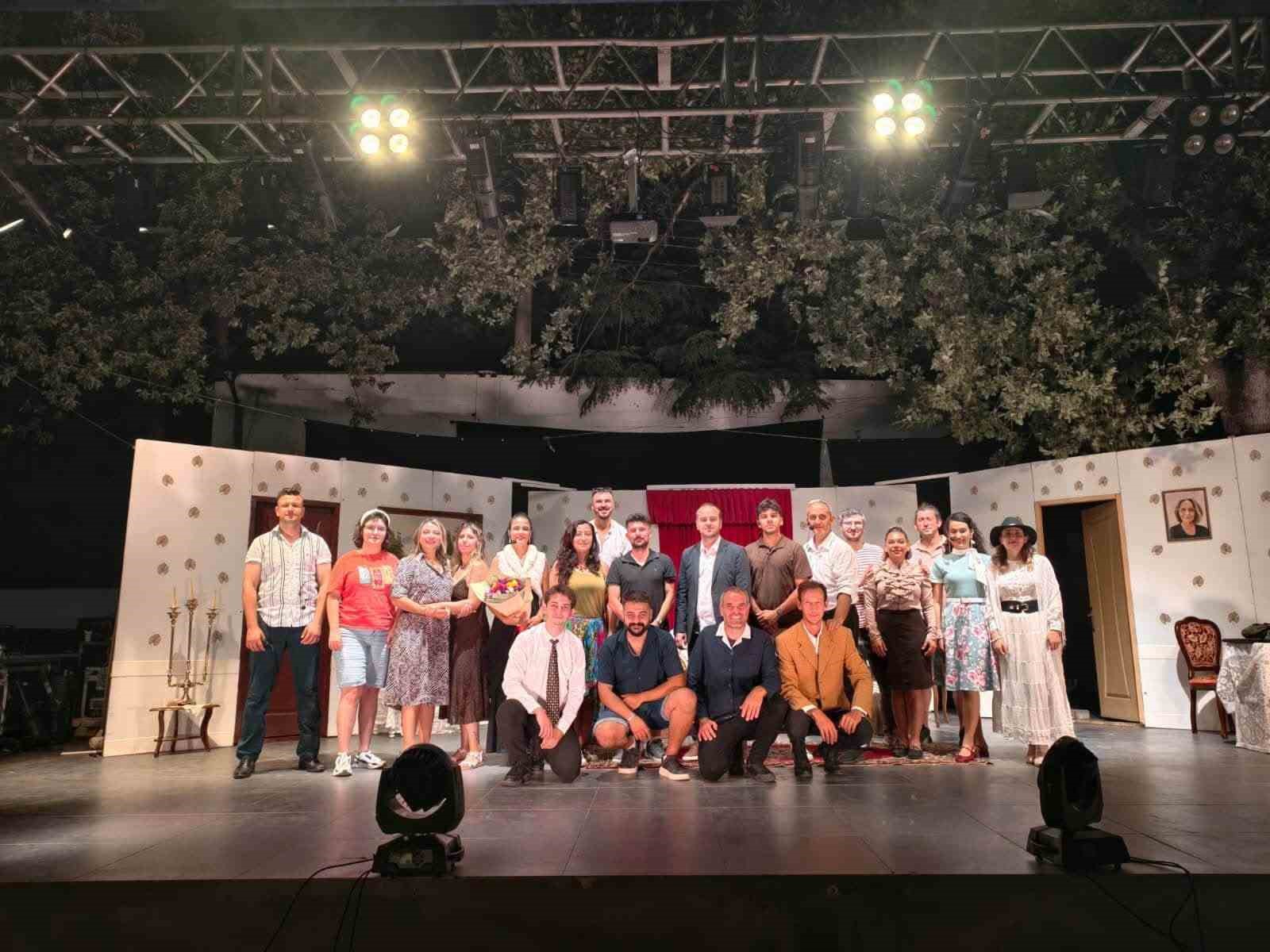 Burhaniye'de Tiyatro Rüzgarı: 'Eyvah Yine Karıştı' Seyirciyle Buluştu