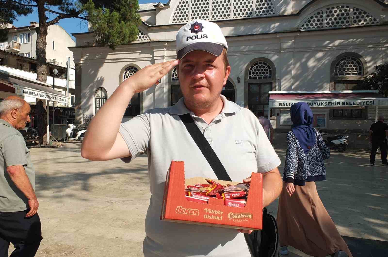 Burhaniye'de Polis Şapkalı Seyyar Satıcı Dikkat Çekiyor