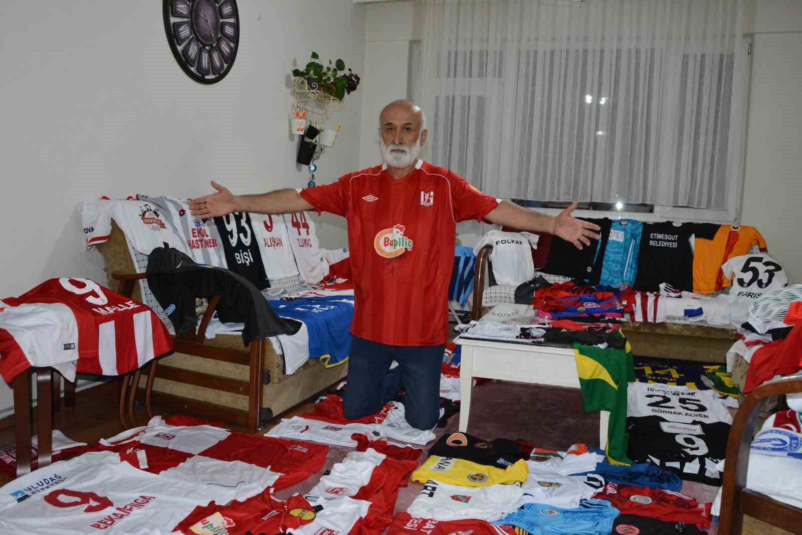 Balıkesirli Spor Muhabiri Cengiz Güneş'in 300 Parçalık Futbol Forması Koleksiyonu