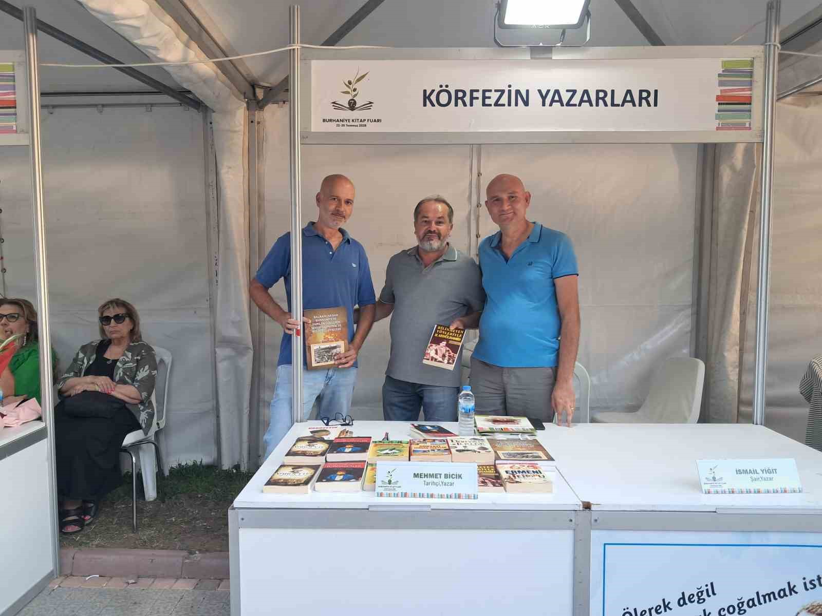 Tarihçi Yazar Mehmet Bicik, Burhaniye Kitap Fuarı'nda Okurlarıyla Buluştu
