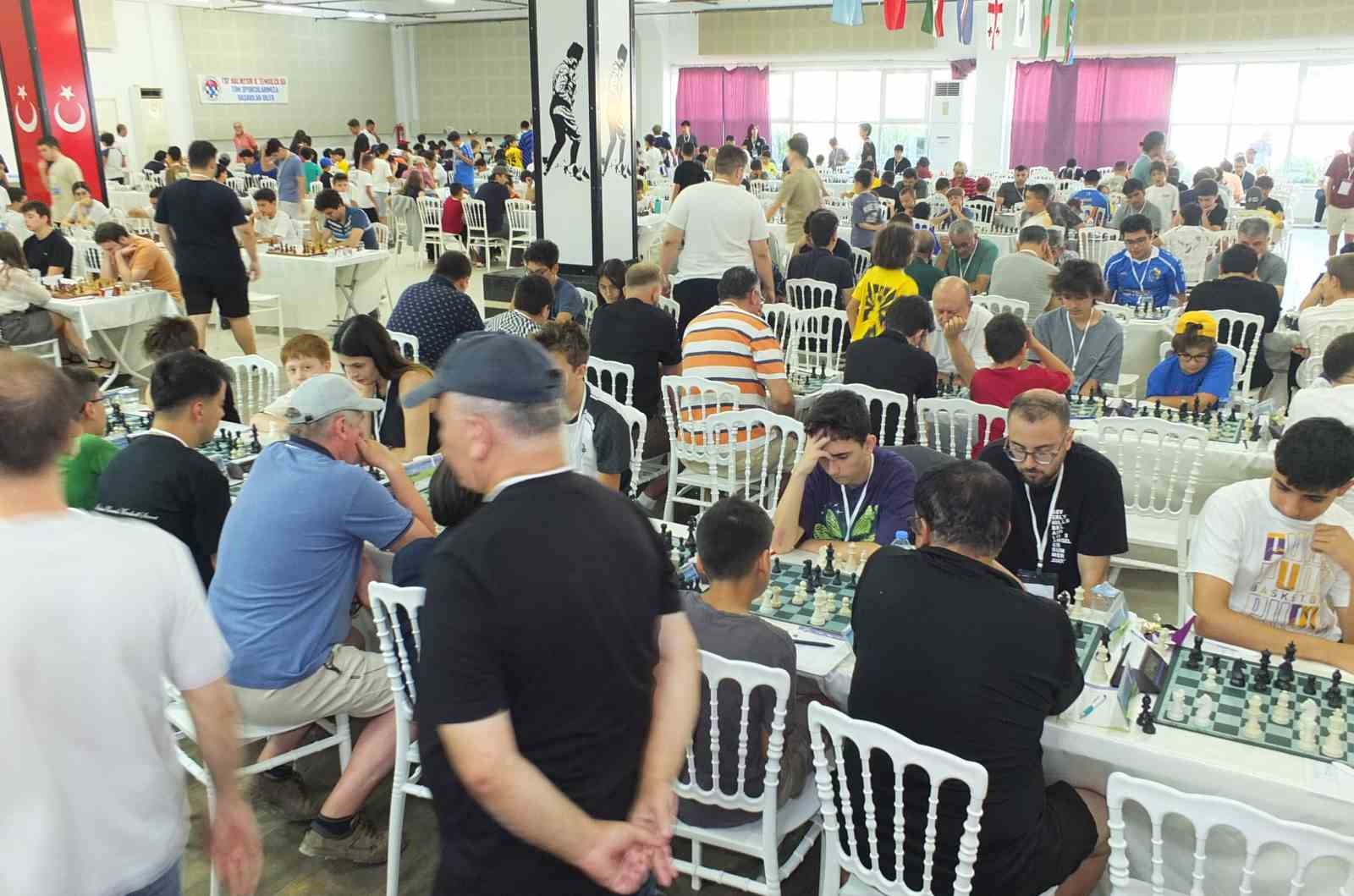 Burhaniye'de Heyecan Dolu Satranç Turnuvası Başladı
