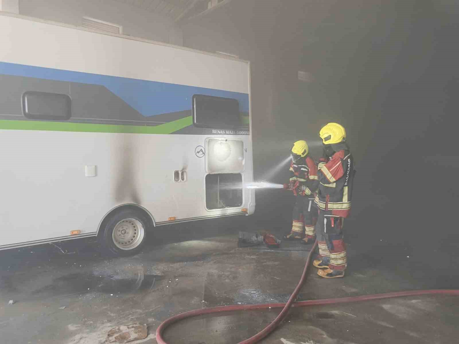 Burhaniye’de Karavan Yangını Paniğe Neden Oldu