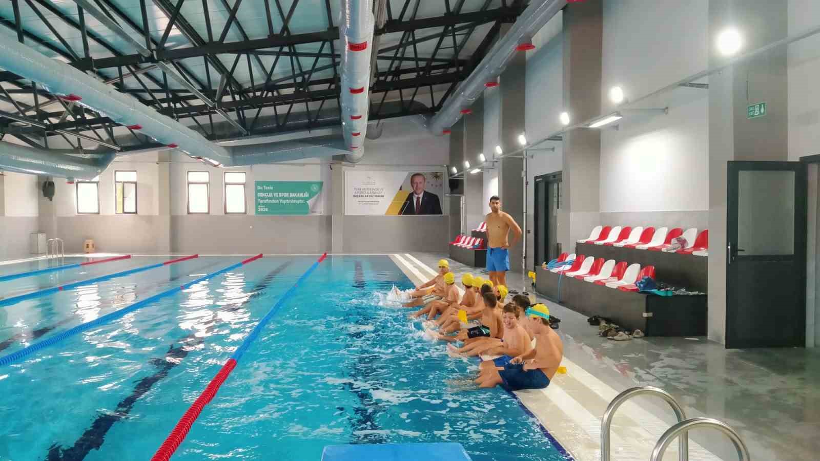Burhaniye'de Kur'an Kursu Öğrencileri Havuzda Eğlendi