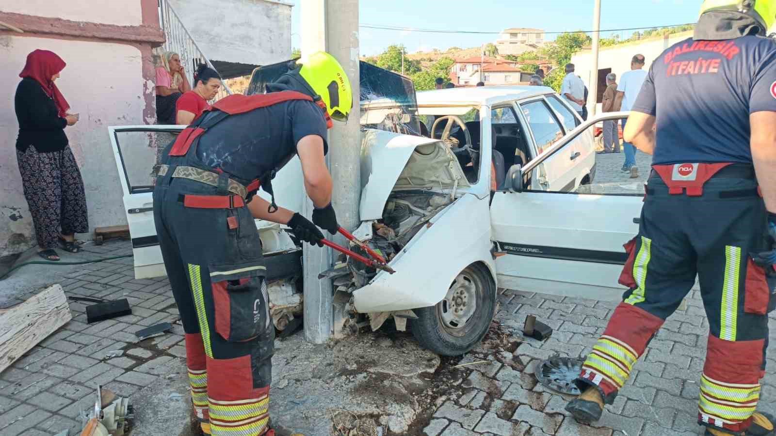Balıkesir'de Elektrik Direğine Çarpan Araçta İki Kişi Yaralandı