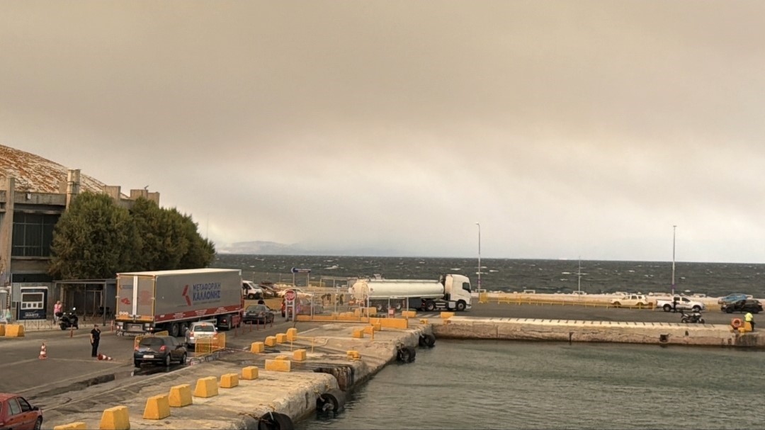Balıkesir'deki Orman Yangını, Midilli'yi Karanlığa Bürüdü