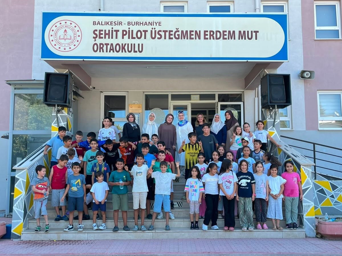 Burhaniye'de Kadın Muhtar Yaz Okulu Öğrencilerini Unutmadı
