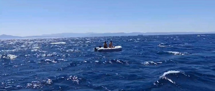 Ayvalık'ta Olumsuz Hava Şartları 2 Kişiyi Tehlikeye Sürükledi