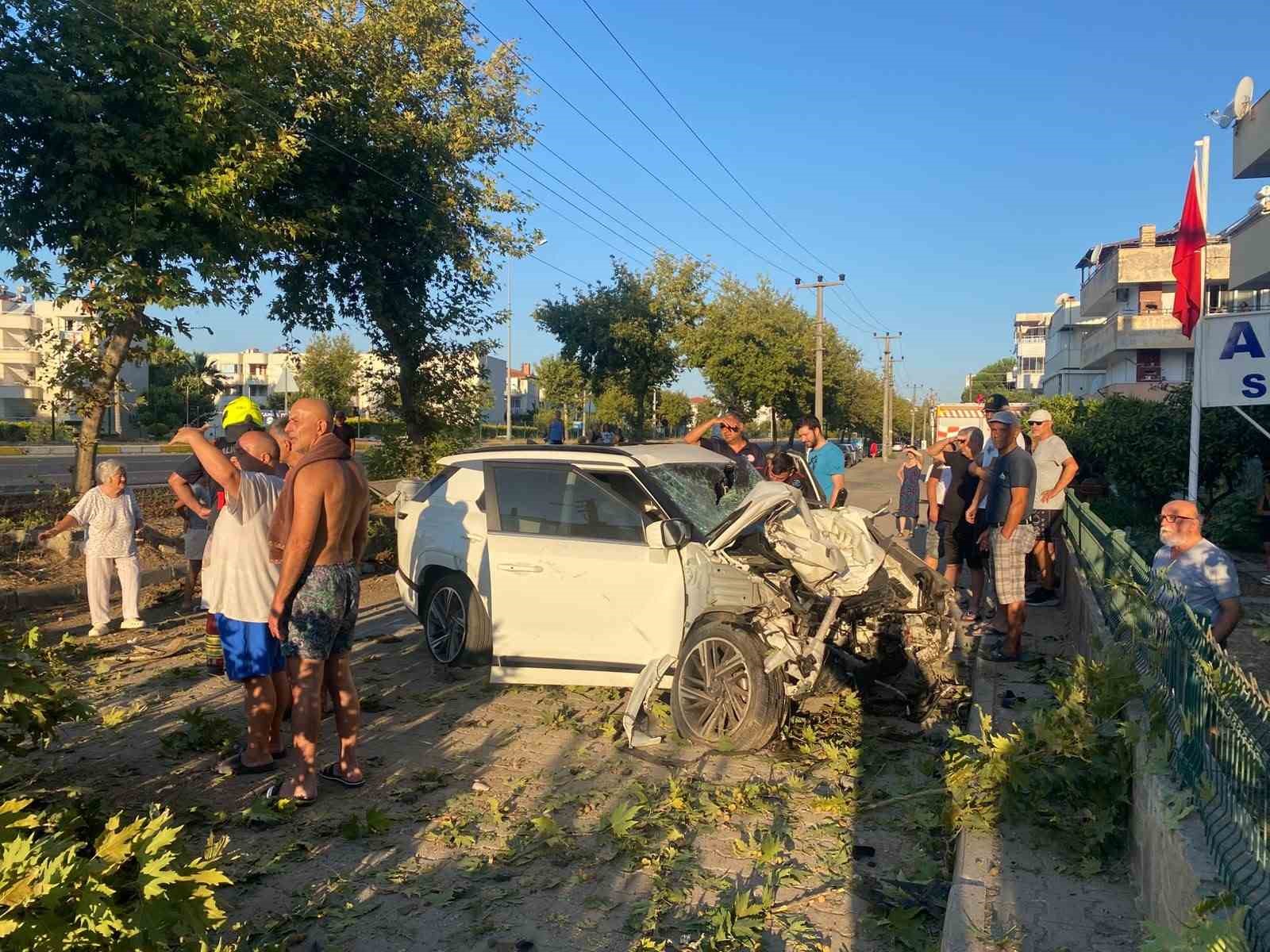 Edremit'te Otomobil Ağaçlarla Buluştu, Sürücü Yaralandı