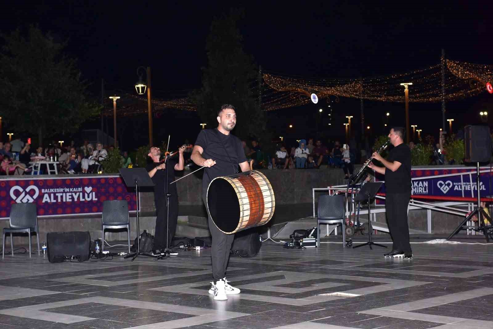 Altıeylül'de Müzikle Dolu Bir Gece: Trio Konseri Sahnede