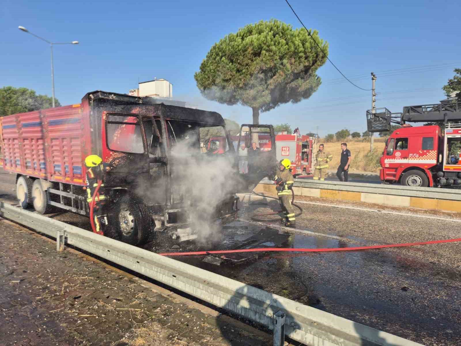 Gönen’de Kamyon Alevlere Teslim Oldu