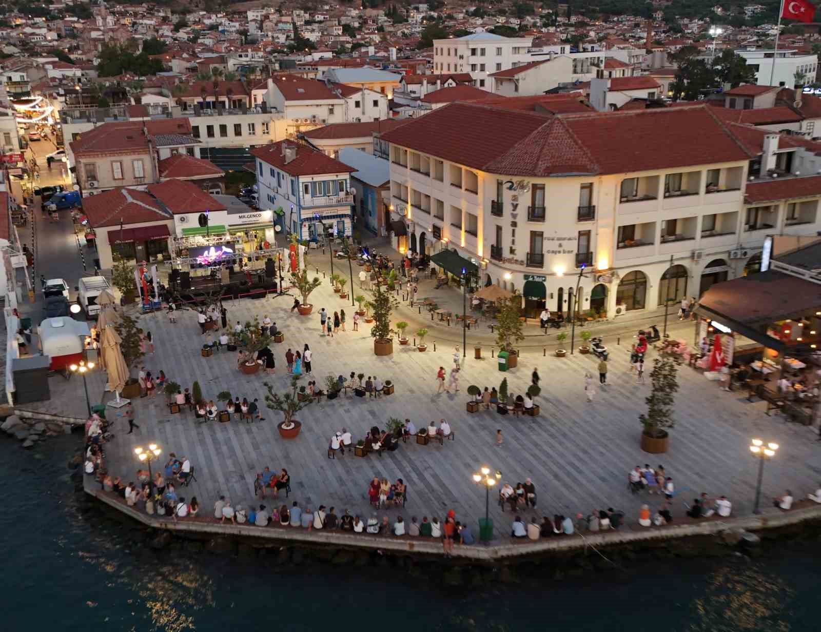 Ayvalık'ta Tarihi Gümrük Meydanı, Yeni Bir Yaşam Alanı olarak Açıldı