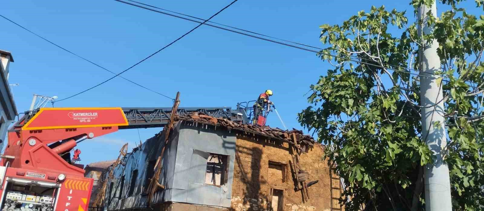 Bandırma'da Yangın Korkuttu: Müstakil Ev Küle Döndü