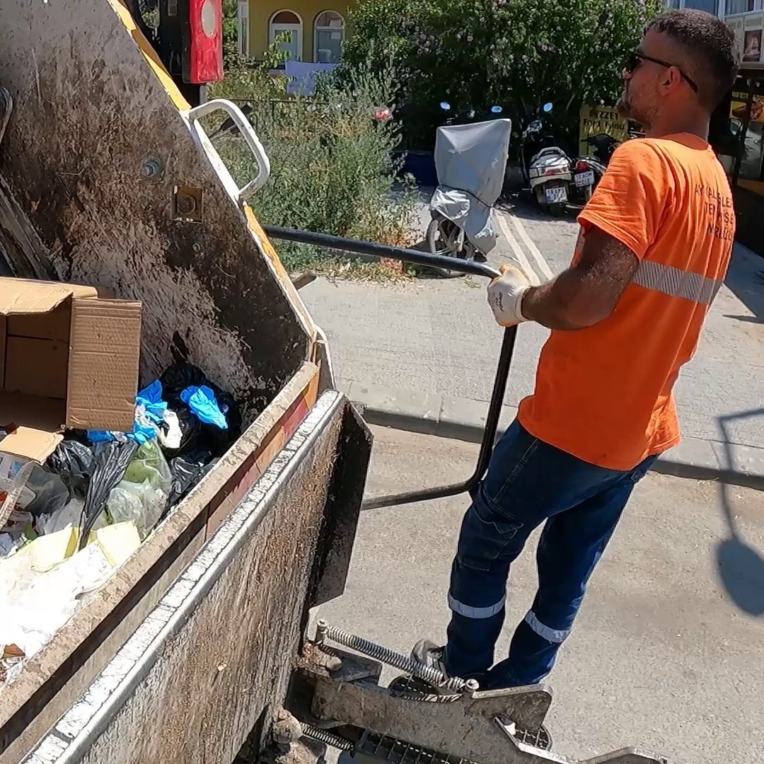 Ayvalık'taki Temizlik Ekiplerinin Zorlu Mesaisi Kameralara Yansıdı