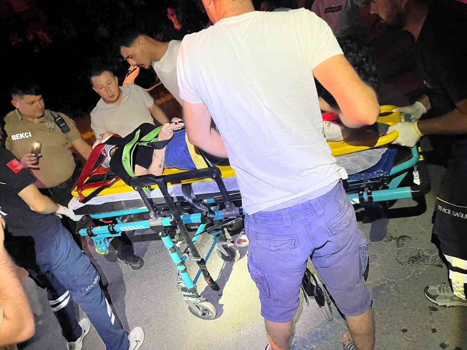 Sındırgı'da Otomobil Kanalda: İki Kişi Yaralandı