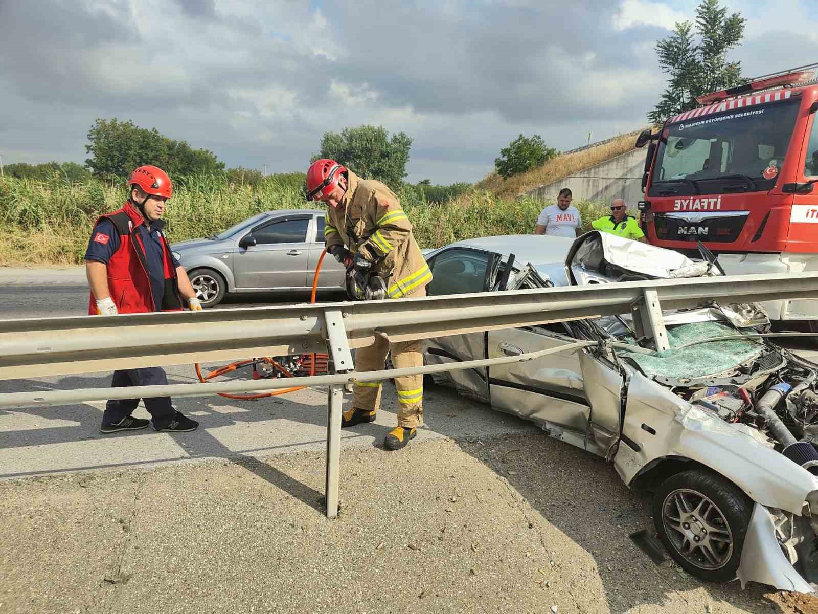 Susurluk'ta Bariyerlere Saplanan Araçta Yaralıya İtfaiye Müdahalesi