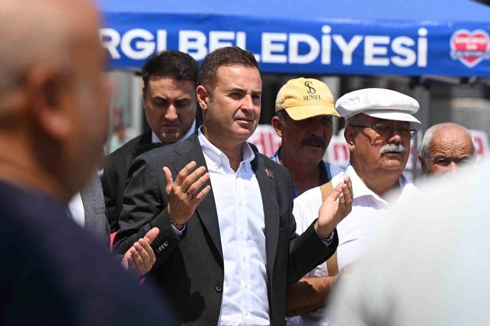 Ahmet Akın, Sındırgı Depremi’nde Hemşehrilerini Unutmadı