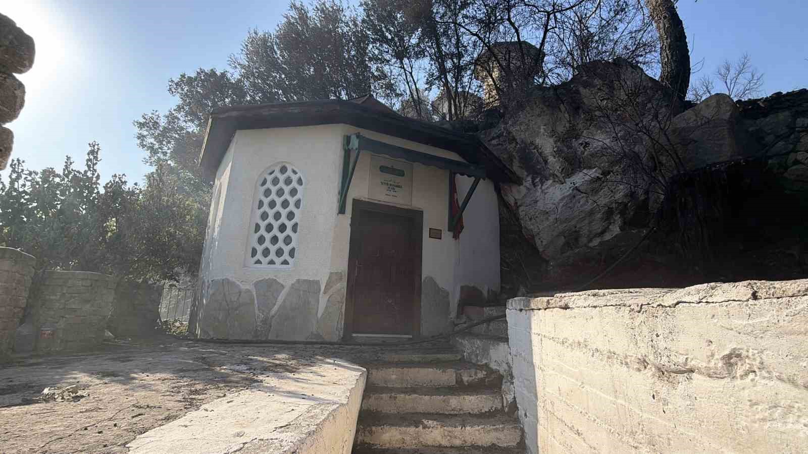 Kazdağları'ndaki Orman Yangını Türbeyi Korkuttu Ama Zarar Vermedi