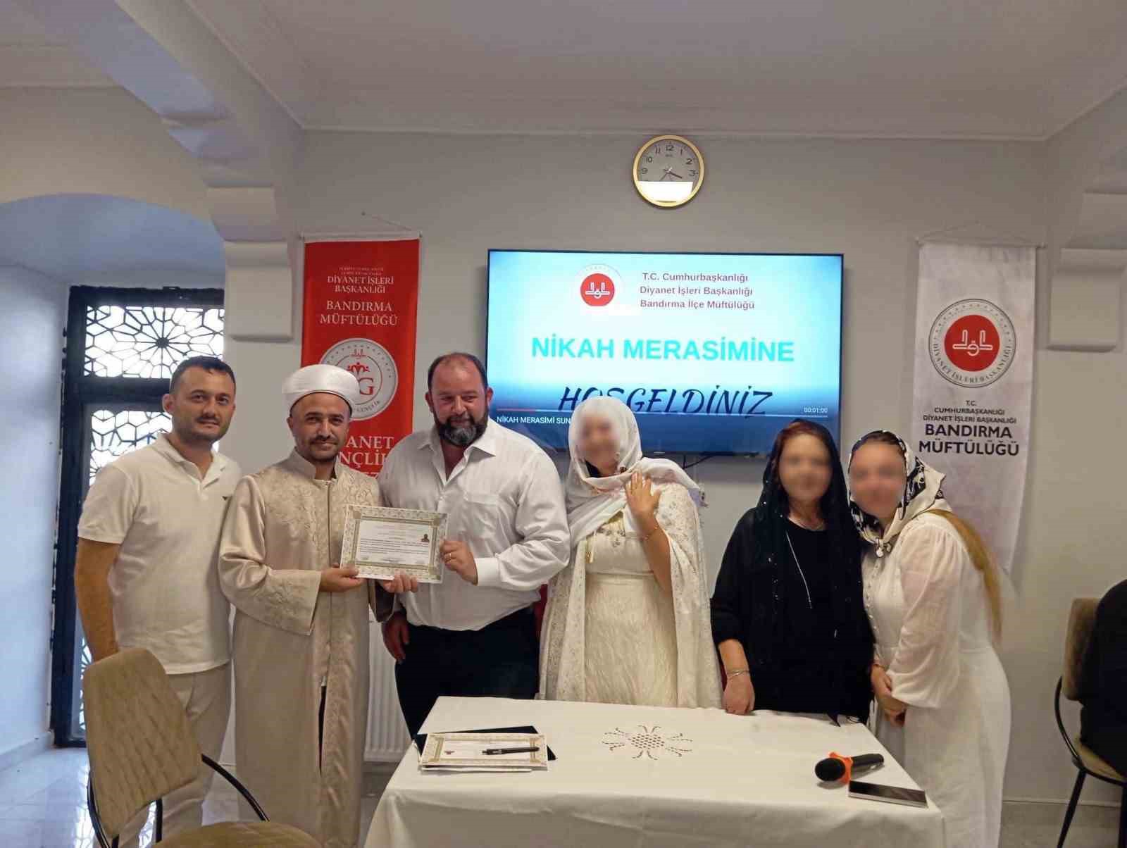 Bandırma'da Yabancı Uyruklu Genç Müslüman Oldu ve Evlendi